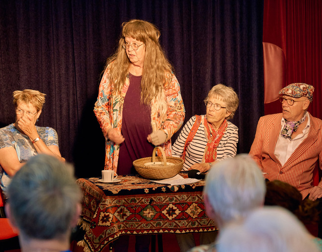 Leden van Seniorentheater De Rimpel verzorgen een gezellige voorstelling voor bewoners van Woonzorg Offingaburg in Hallum.
