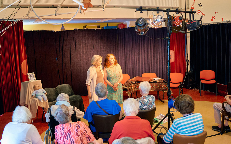 Leden van Seniorentheater De Rimpel verzorgen een gezellige voorstelling voor bewoners van Woonzorg Offingaburg in Hallum.