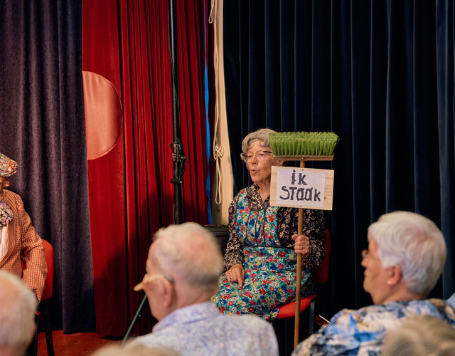 Leden van Seniorentheater De Rimpel verzorgen een gezellige voorstelling voor bewoners van Woonzorg Offingaburg in Hallum.