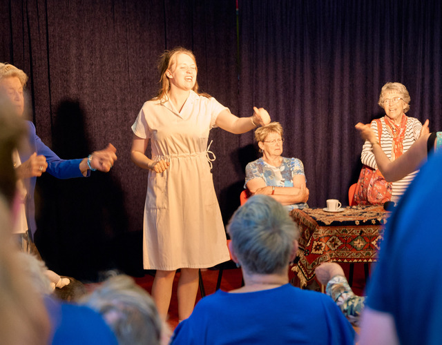 Leden van Seniorentheater De Rimpel verzorgen een gezellige voorstelling voor bewoners van Woonzorg Offingaburg in Hallum.