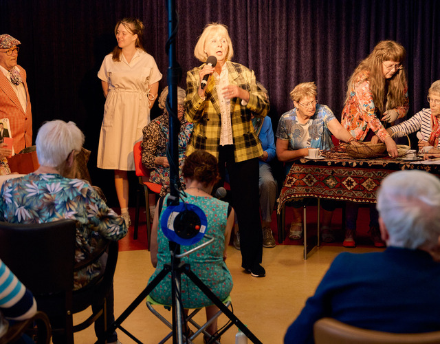 Leden van Seniorentheater De Rimpel verzorgen een gezellige voorstelling voor bewoners van Woonzorg Offingaburg in Hallum.