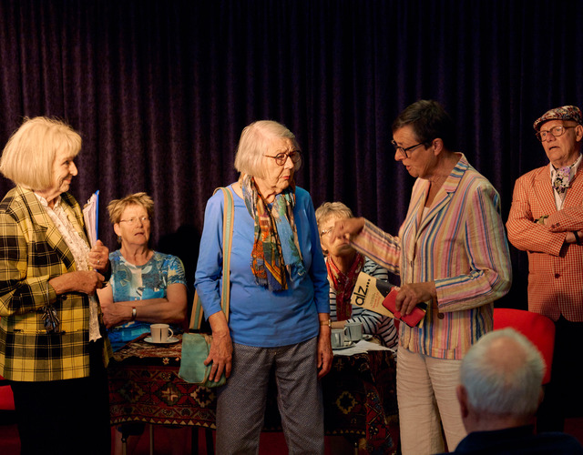 Leden van Seniorentheater De Rimpel verzorgen een gezellige voorstelling voor bewoners van Woonzorg Offingaburg in Hallum.
