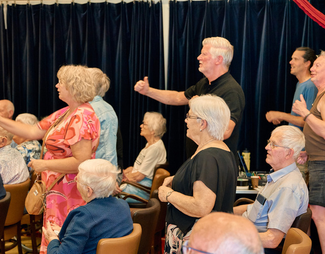 Leden van Seniorentheater De Rimpel verzorgen een gezellige voorstelling voor bewoners van Woonzorg Offingaburg in Hallum.