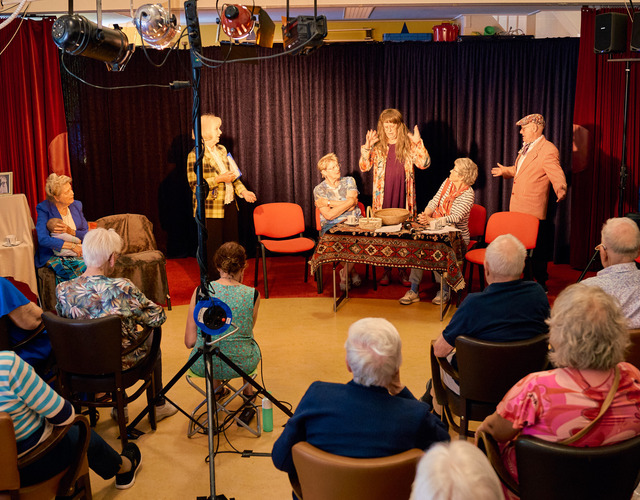 Leden van Seniorentheater De Rimpel verzorgen een gezellige voorstelling voor bewoners van Woonzorg Offingaburg in Hallum.