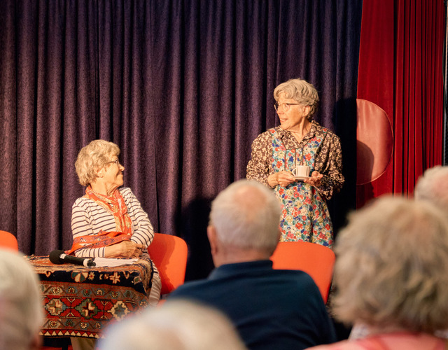 Leden van Seniorentheater De Rimpel verzorgen een gezellige voorstelling voor bewoners van Woonzorg Offingaburg in Hallum.