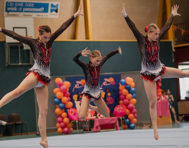 Het succesvolle acrotrio van Turnlust Hallum tijdens de prijsuitreiking van de Open Groninger Kampioenschappen met opnieuw goud.