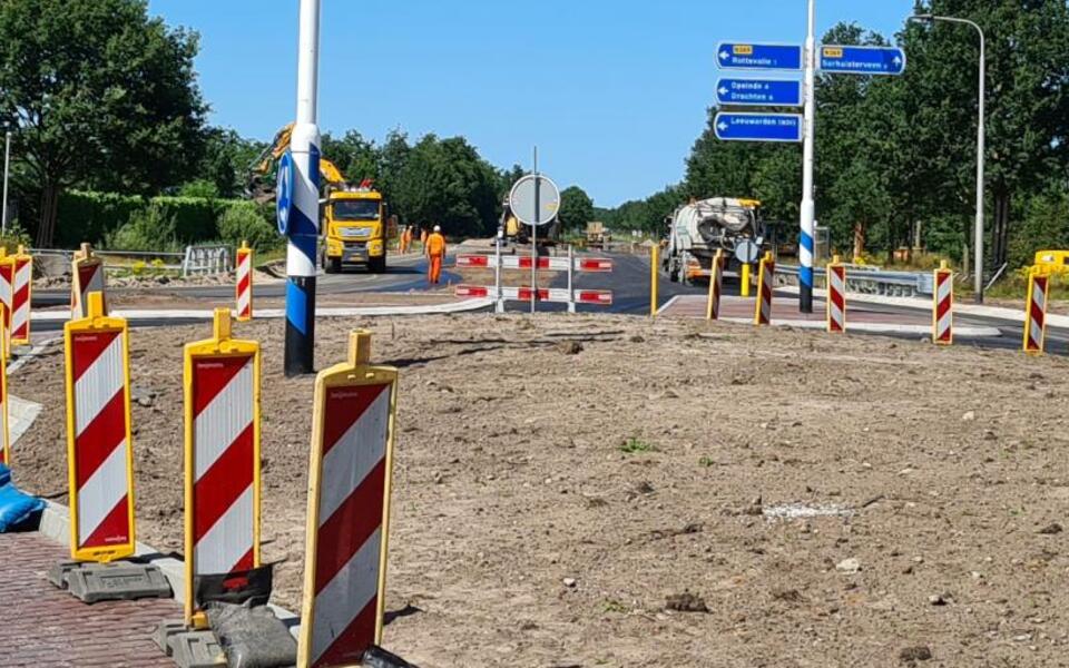 Overzichtsfot onderhoud wegwerkzaamheden asfalteren walsen en aanleggen