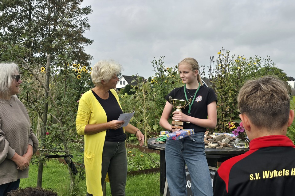 Prijsuitreiking van de Heel Hallum Bloeit zonnebloem groeiwedstrijd 2026