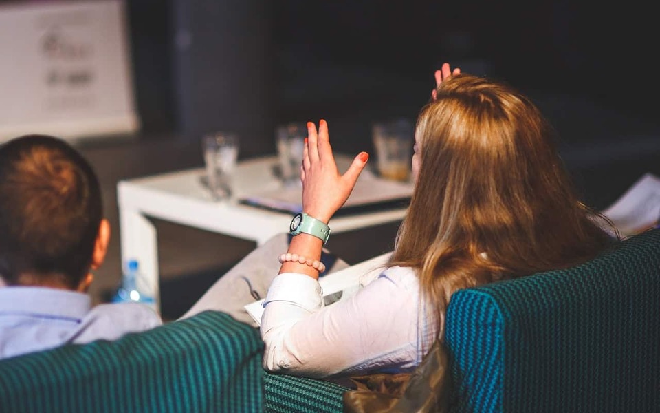 Inwoners in gesprek tijdens een bijeenkomst over lokale energie en participatie