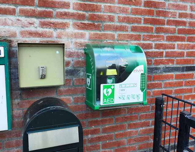 Nieuwe AED-buitenkast bij MFC ’t Trefpunt in Hallum, mogelijk gemaakt met bijdragen uit het dorp.